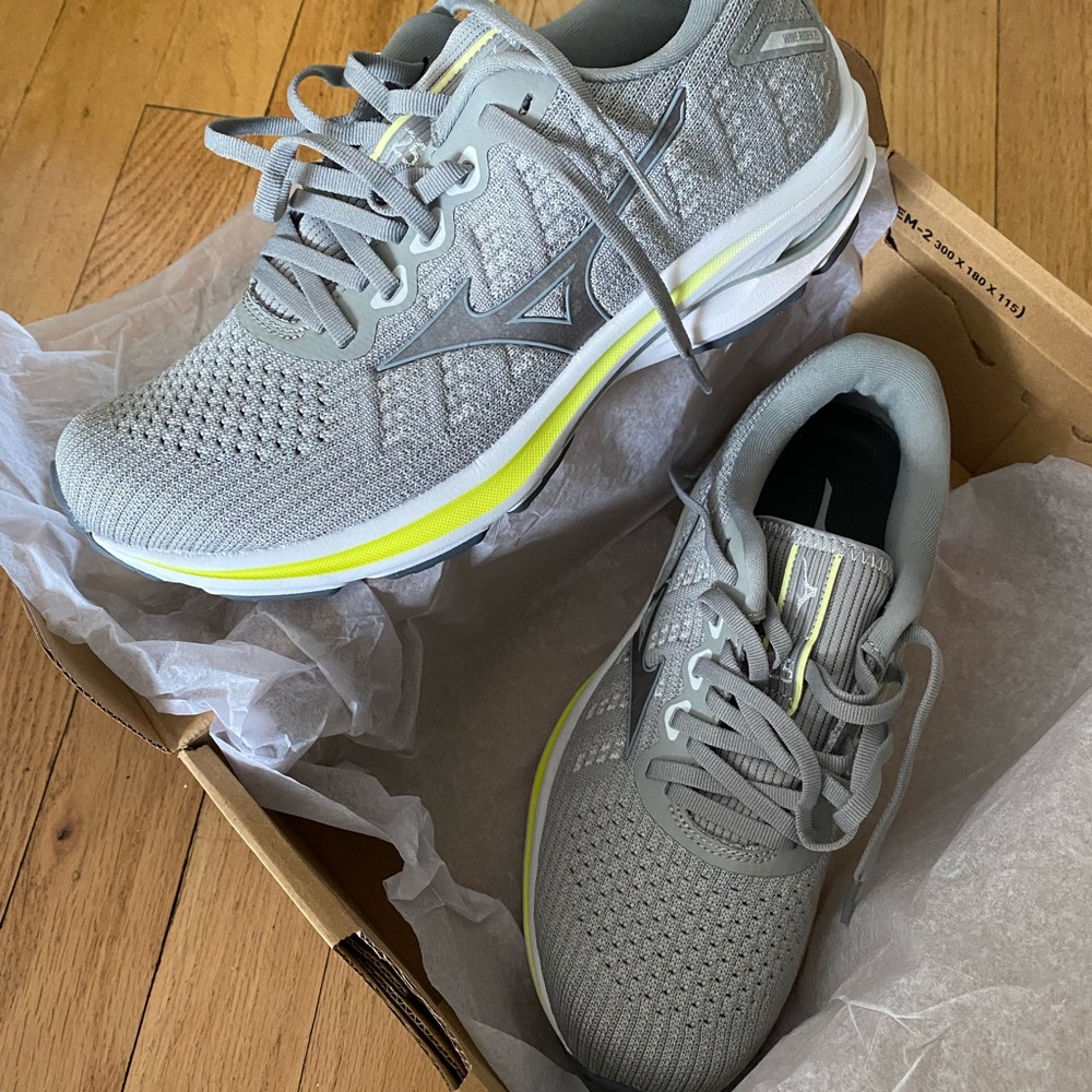 NWT Mizuno Waverider 25 (waveknit) running sneakers women’s size 8